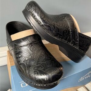 Dansko tooled black leather clogs new in box